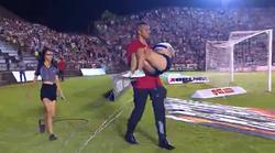 The match in Brazil was stopped due to abnormal heat, and one of the fans was carried out in his arms from the stands by a firem
