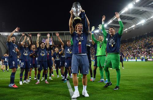 Забарный несмотря на отсутствие в заявке ПСЖ поднял над головой Суперкубок УЕФА. И получил медаль от Маркиньоса (ФОТО, ВИДЕО)