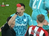 Der Schiedsrichter zeigte eine ovale rote Karte im FA-Cup (FOTO)