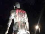 На статуе Криштиану Роналду,на спине, написали  «Месси»