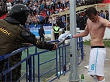 Омоновец ударил Лазовича электрошокером после матча «Волга» — «Зенит»