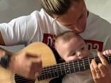 Фран Соль в перерывах между тренировками играет с сыном на гитаре (ВИДЕО)