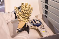 Перчатки Трубина, в которых он забил гол «Реалу», переданы в музей «Бенфики» (ФОТО)