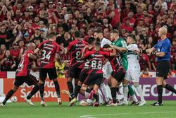 В Бразилии матч завершился массовой дракой с серией избиений. Арбитр показал 8 красных карточек! (ФОТО, ВИДЕО)