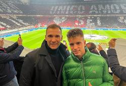Андрей Шевченко в компании своего старшего сына посетил матч «Милана» в Лиге чемпионов (ФОТО)
