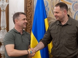 Andrij Jermak gratuluje Serhijowi Rebrowowi objęcia stanowiska trenera reprezentacji Ukrainy.