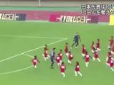 Три футболиста сборной Японии обыграли сотню школьников (ВИДЕО)