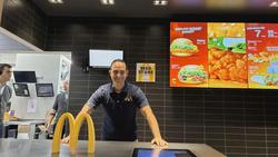 Екс-тренер «Вердера» влаштувався на роботу в McDonald’s (ФОТО)