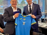 Bundeskanzler Olaf Scholz besuchte das Spiel gegen die Ukraine und traf sich mit Andrij Schewtschenko (FOTO)