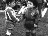Два маленьких фаната в 1971 жмут друг другу руки перед матчем Барселона - Атлетико