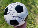 Мяч с автографами футболистов «Динамо» стал лотом благотворительного аукциона в поддержку Украины (ФОТО)