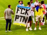 Ісенко і Романчук після матчу кваліфікації Ліги чемпіонів проти білоруського клубу тримали в руках банер з написом FCK PTN