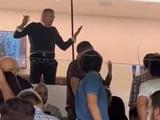 Скандал на «Сантьяго Бернабеу»: охрана вывела отца Холанда, показавшего болельщикам «Реала» непристойный жест (ВИДЕО)
