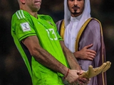 Der Torhüter der argentinischen Nationalmannschaft zeigte bei der Siegerehrung der WM 2022 eine unanständige Geste (FOTO)