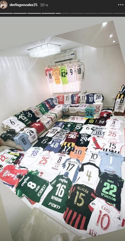 Дерлис Гонсалес похвастался своей солидной коллекцией футболок (ФОТО)