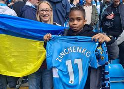 Зинченко после матча подарил свою футболку болельщику «МанСити», который был на игре с флагом Украины (ФОТО, ВИДЕО)