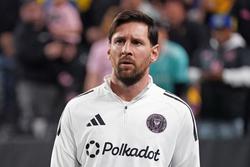 Der Hauptschiedsrichter bat nach dem Spiel Messi um ein Autogramm und wurde dafür bestraft