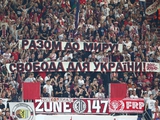 Während des Spiels gegen Shakhtar hängten Fans von RB Leipzig ein Banner mit der Aufschrift „Together for peace! Freiheit für di