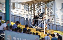 На матчі «Дніпро-1» — «Оболонь» втратив свідомість телеоператор на вишці (ФОТО)