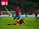 Во время матча «Вест Хэм» — «Манчестер Сити» на поле выбежал «Человек-паук» (ВИДЕО)