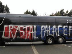 Болельщики «Кристал Пэлас» по ошибке разрисовали автобус своей команды (ФОТО)