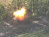 Ein direkter Treffer der Artillerie der Streitkräfte der Ukraine auf einen russischen Panzer
