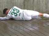 Жуткая травма в Германии: футболист врезался головой в стену (ВИДЕО)