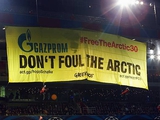 На игре «Базель» — «Шальке» активисты Гринпис развернули баннер против «Газпрома» 