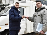 Бражко и Нещерет от имени молодежной сборной Украины передали авто скорой помощи для нужд ВСУ