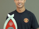 Криштиану Роналду показал фото с призом лучшему игроку месяца в английской Премьер-лиге