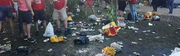 Болельщики «Ливерпуля» превратили парк Шевченко в мусорную свалку (ФОТО)