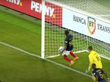 Скандал на Евро-2023: арбитр не засчитал гол Италии в ворота Франции после того, как мяч пересек линию ворот (ФОТО)