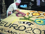 В Севастополе выложили логотип Евро-2012 из 100 кг суши (ФОТО)