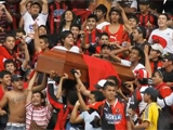 Колумбийские фанаты принесли на матч гроб с телом убитого товарища (ВИДЕО) 