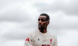 Александер Ісак першим прибув до тренувального розташування «Ліверпуля»