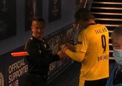 Ассистент арбитра попросил у Холанда автограф сразу после матча Лиги чемпионов (ФОТО)
