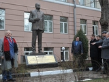 "За монументом - психбольница?": Соцсети едко высмеяли памятник Жириновского самому себе.