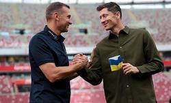Андрей Шевченко подарил Роберту Левандовскому капитанскую повязку в цветах Украинского Флага (ФОТО)