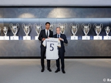 Bellingham ist offiziell als Spieler von Real Madrid vorgestellt worden. Der Spieler wird mit der Nummer 5 spielen (FOTO)