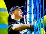 Болельщик приковал себя наручниками к штанге ворот во время матча «Эвертон» — «Манчестер Сити» (ВИДЕО)