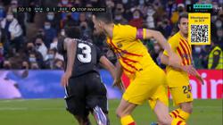 Трусливые орки! Российское ТВ заклеило надпись «Нет вторжению» во время трансляции матча «Реал» — «Барселона» (СКРИН)