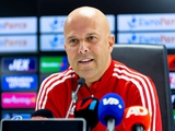 Es ist offiziell. Arne Slot hat seinen Vertrag bei Feyenoord verlängert