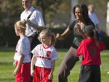 Первая леди США сыграла в футбол с детьми возле Белого дома