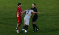 Dinaz-Stürmer trifft im ersten Ligaspiel den Kopf des Schiedsrichters in der Brust (VIDEO)