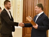 Президент Украины наградил тренера и футболистов сборной Украины именным оружием