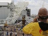 На стадионе «Арена Коринтианс» в Сан-Паулу рухнул кран и часть крыши, два человека погибли 