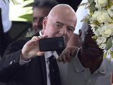 Infantino, w żałosnej próbie usprawiedliwienia się selfie przy trumnie Pele, nazwał pogrzeb Brazylijczyka „cudownym”