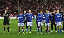 "Schalke steht kurz vor dem Abstieg aus der zweiten Bundesliga, was zur Pleite des Vereins führen würde