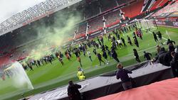 Фанаты МЮ прорвались на поле «Олд Траффорд» в знак протеста против Глейзеров. До матча с «Ливерпулем» — 2 часа