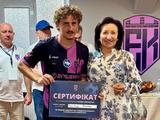 Захисник «Епіцентра», який відзначився голом у матчі з «Динамо», отримав сертифікат на телевізор (ФОТО)